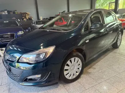 Gebraucht Opel Astra Edition 116 PS (85 kW) 2015 Grün Limousine