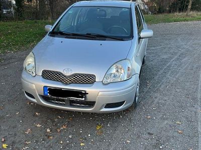 Gebraucht Toyota Yaris 65 PS (47 kW) 2005 Silber Limousine