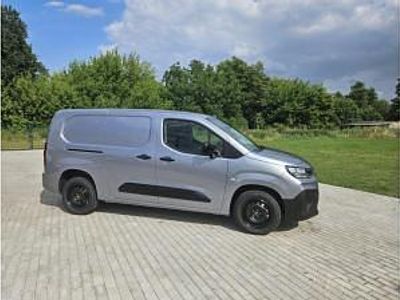 Neu Fiat Doblò 131 PS (96 kW) 2025 Grau Van / Kleinbus