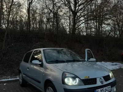 Gebraucht Renault Clio II 75 PS (55 kW) 2002 Silber Kleinwagen