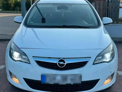 Gebraucht Opel Astra 110 PS (80 kW) 2012 Weiß Limousine