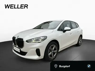 Gebraucht BMW 220 Active Tourer Comfort Edition 163 PS (119 kW) 2025 Mineralweiß (weiß) Van / Kleinbus