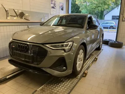 Używany Audi e-tron Black Edition 300 kW (408 KM) 2022 Szary SUV