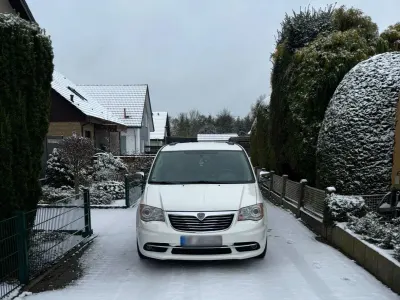 Second-hand Lancia Voyager Gold 163 CP (119 kW) 2012 Alb Monovolum