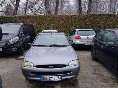 Usata Ford Escort 75 CV (55 kW) 1996 Grigio Berlina