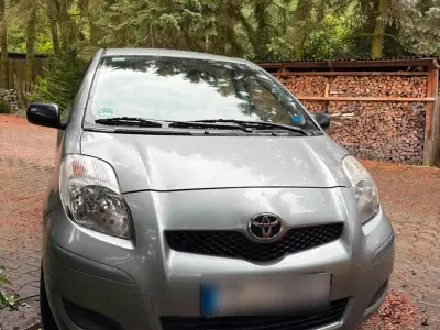 Gebraucht Toyota Yaris 69 PS (50 kW) 2009 Silber Kleinwagen