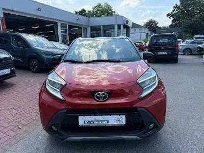 Gebraucht Toyota Aygo X X-plore 72 PS (52 kW) 2023 Chili red/ black mica SUV