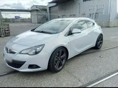 Gebraucht Opel Astra GTC Innovation 165 PS (121 kW) 2011 Weiß Limousine