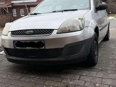 Silber Gebraucht 2006 Ford Fiesta Ambiente Limousine | 2.250 € (Fairer Preis)