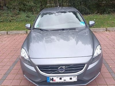 Grau Gebraucht 2015 Volvo V40 Kinetic Limousine | 8.100 € (Fairer Preis)