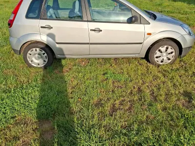 Gebraucht Ford Fiesta 70 PS (51 kW) 2003 Silber Kleinwagen