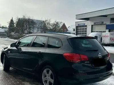 Używany Opel Astra 110 KM (80 kW) 2012 Czarny Kombi