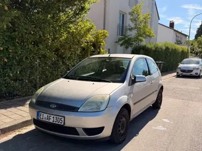 Gebraucht Ford Fiesta Ambiente 80 PS (58 kW) 2005 Silber Kleinwagen