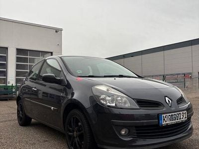 Grau Gebraucht 2005 Renault Clio III Limousine | 1.900 € (Guter Preis)
