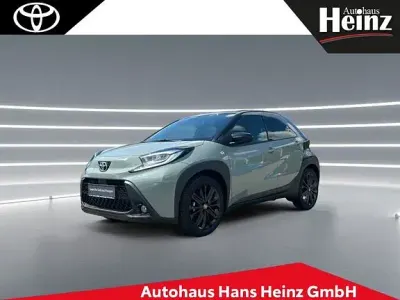 Gebraucht Toyota Aygo X x-style 72 PS (52 kW) 2024 Urban khaki / night sky black SUV
