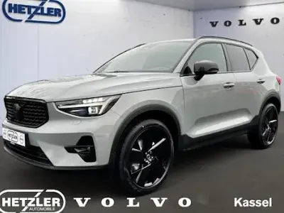 Neu Volvo XC40 Plus 163 PS (119 kW) 2026 Grau SUV