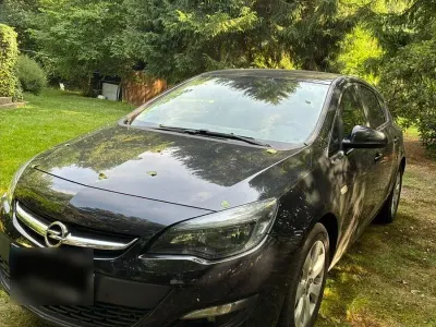 Gebraucht Opel Astra Edition 136 PS (100 kW) 2014 Schwarz Limousine