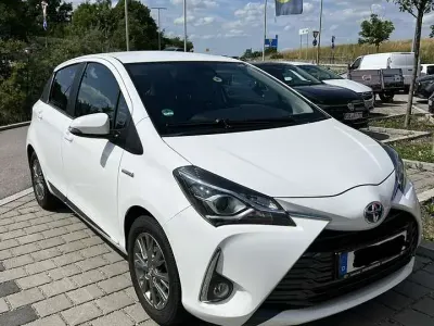 Gebraucht Toyota Yaris Hybrid Club 101 PS (74 kW) 2019 Weiß Kleinwagen