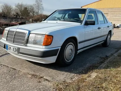 Używany Mercedes 230 132 KM (97 kW) 1988 Biały Sedan/Limuzyna