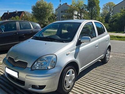 Usata Toyota Yaris 65 CV (47 kW) 2005 Argento Berlina