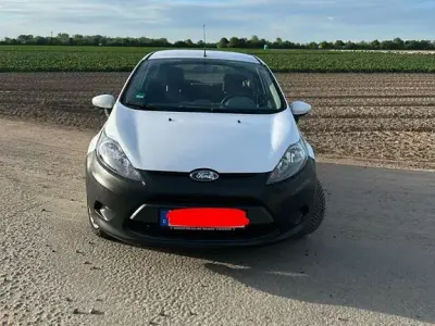 Gebraucht Ford Fiesta Trend 60 PS (44 kW) 2010 Weiß Limousine