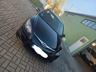 Usado Hyundai i30 Classic 109 CV (80 kW) 2012 Negro Berlina