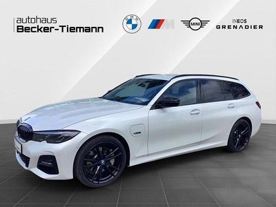 Gebraucht BMW 330e Sport Line 292 PS (214 kW) 2022 Mineralweiß Kombi
