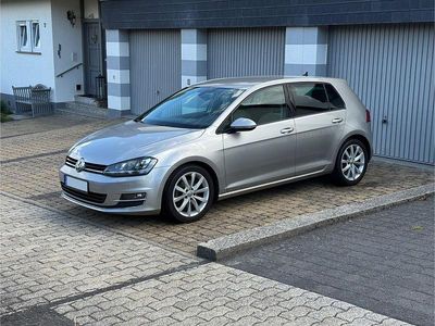 Grau Gebraucht 2015 VW Golf VII Highline Limousine | 13.650 € (Etwas zu teuer)