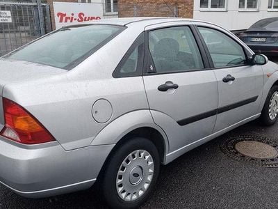 Silber Gebraucht 2000 Ford Focus Ghia Limousine | 1.850 € (Fairer Preis)
