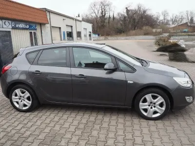Gebraucht Opel Astra 140 PS (102 kW) 2011 Grau Limousine