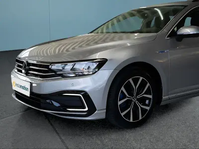 Gebraucht VW Passat 218 PS (160 kW) 2023 Silber Kombi