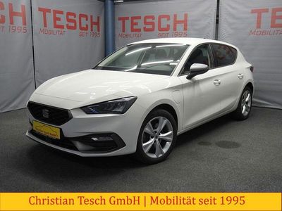 Używany Seat Leon FR 204 KM (150 kW) 2021 Biały Sedan/Limuzyna