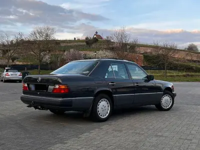 Gebraucht Mercedes E260 160 PS (117 kW) 1989 Blau Limousine