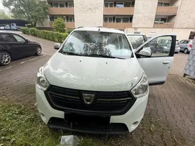 Gebraucht Dacia Lodgy Comfort 102 PS (75 kW) 2018 Weiß Van / Kleinbus