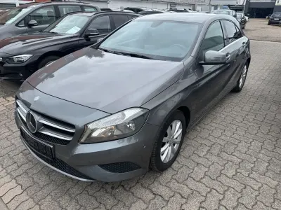 Gebraucht Mercedes A180 Style 122 PS (89 kW) 2015 Grau Kleinwagen