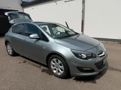 Gebraucht Opel Astra 116 PS (85 kW) 2014 Silber Kleinwagen