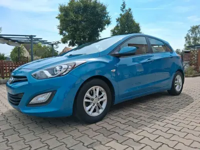 Gebraucht Hyundai i30 Edition 99 PS (72 kW) 2013 Blau Limousine