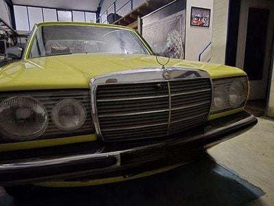 Gebraucht Mercedes 240 65 PS (47 kW) 1977 Gelb Limousine