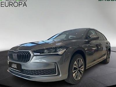Neu Skoda Superb Selection 150 PS (110 kW) 2026 Grau Kombi