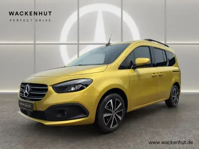 Używany Mercedes T180 Progressive 131 KM (96 kW) 2023 Żółty Minivan