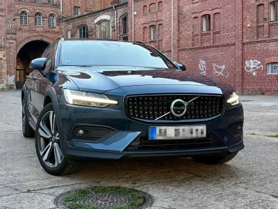 Gebraucht Volvo V60 CC 197 PS (144 kW) 2023 Blau Kombi