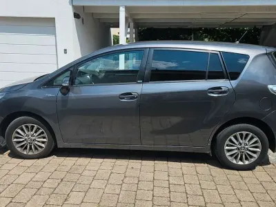 Gebraucht Toyota Verso Edition-S 147 PS (108 kW) 2016 Grau Van / Kleinbus