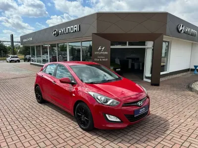 Gebraucht Hyundai i30 Classic 99 PS (72 kW) 2013 Cool red Limousine