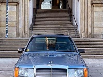 Second-hand Mercedes E230 136 CP (100 kW) 1989 Albastru Berlinǎ
