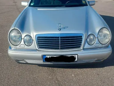 Używany Mercedes E230 Avantgarde 150 KM (110 kW) 1996 Srebrny Sedan/Limuzyna