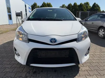 Gebraucht Toyota Yaris Hybrid Edition 75 PS (55 kW) 2014 Weiß Limousine