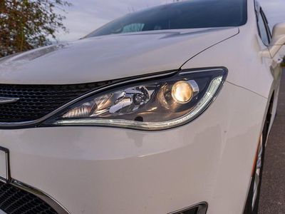 Weiß Gebraucht 2016 Chrysler Pacifica Van / Kleinbus | 17.650 €