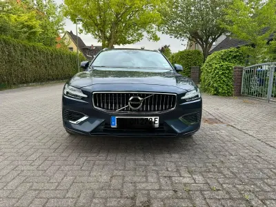 Gebraucht Volvo V60 Inscription 341 PS (250 kW) 2021 Blau Kombi
