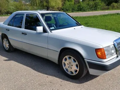 Używany Mercedes E400 279 KM (205 kW) 1992 Biały Sedan/Limuzyna
