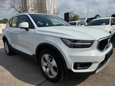 Używany Volvo XC40 Momentum 163 KM (119 kW) 2021 Biały SUV